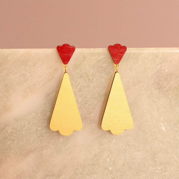 Long wooden earrings in gold en red